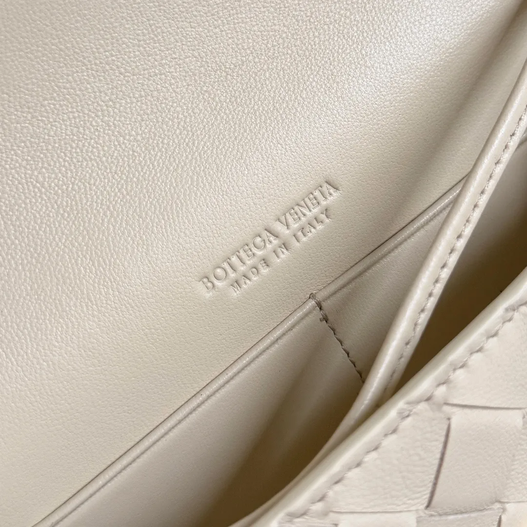 Batch 1560 Bottega Veneta 2025 early autumn series Andiamo handbag, a really good bag, mini crossbody bag, classic woven leather clutch, metallic button and rope closure, simple but not simple, elegant texture, elegant weaving attitude. Style number: 836940 Size: 19*12.6*2cm